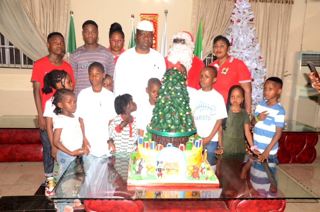 Bamidele Celebrates Christmas With Constituents, Distributes 3,000 Bags Of Rice Says Economic Recovery Is Imminent